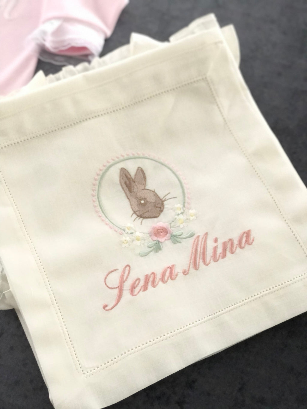 Tavşan Peter Rabbit İşlemeli Keten Puset Örtüsü