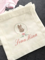 Tavşan Peter Rabbit İşlemeli Keten Puset Örtüsü