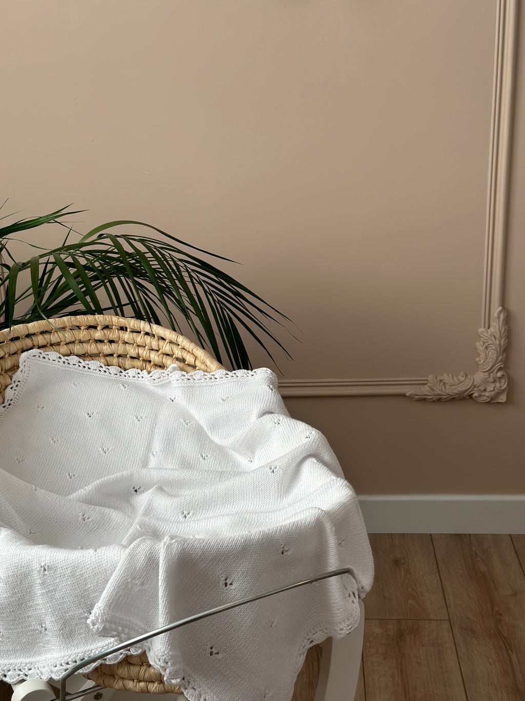 El Örgüsü Beyaz Bebek Battaniyesi