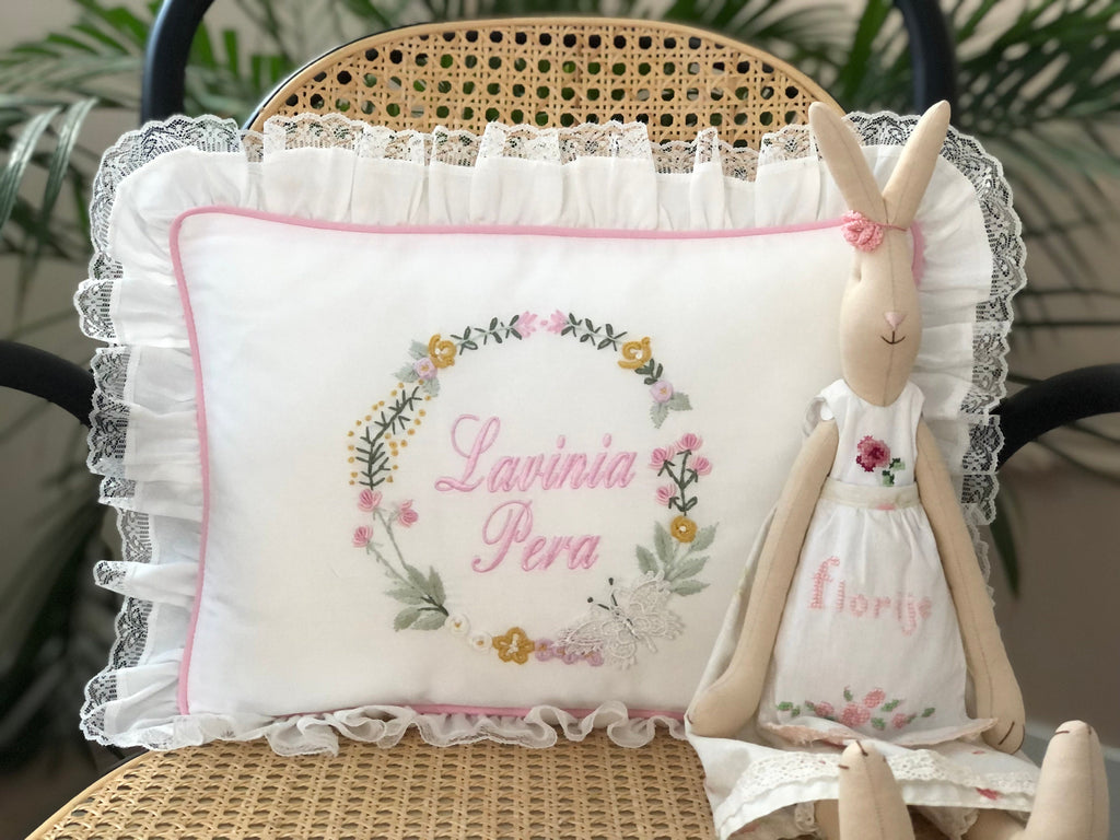 Kelebek Rüyası Dekoratif Bebek Yastığı – Pamuk Saten | Hardal