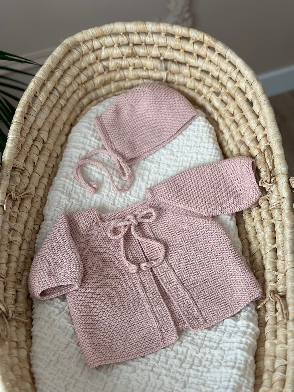 Önden Bağlamalı El Örgüsü Bebek Hırka Şapka Seti