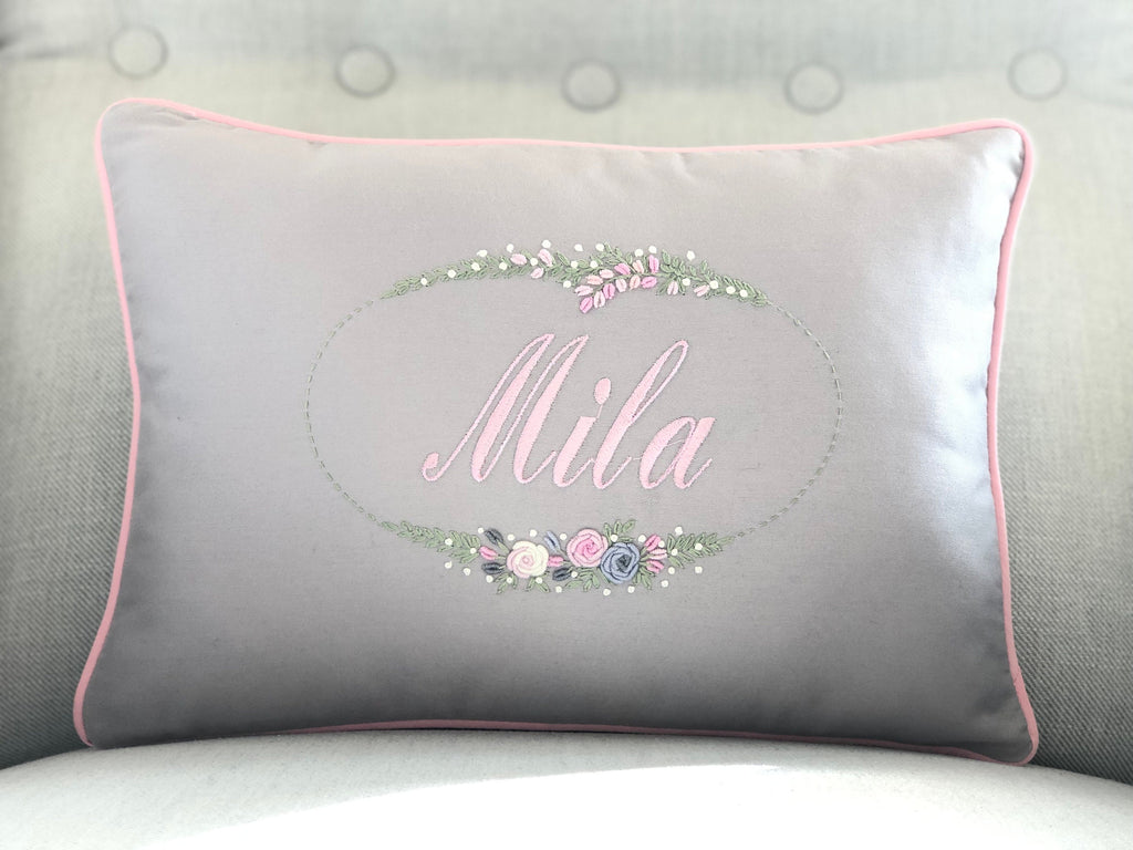 Atlas Serisi Pembe İşlemeli Dekoratif Bebek Yastığı – Pamuk Saten