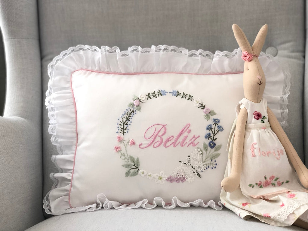 Kelebek Rüyası Dekoratif Bebek Yastığı – Pamuk Saten