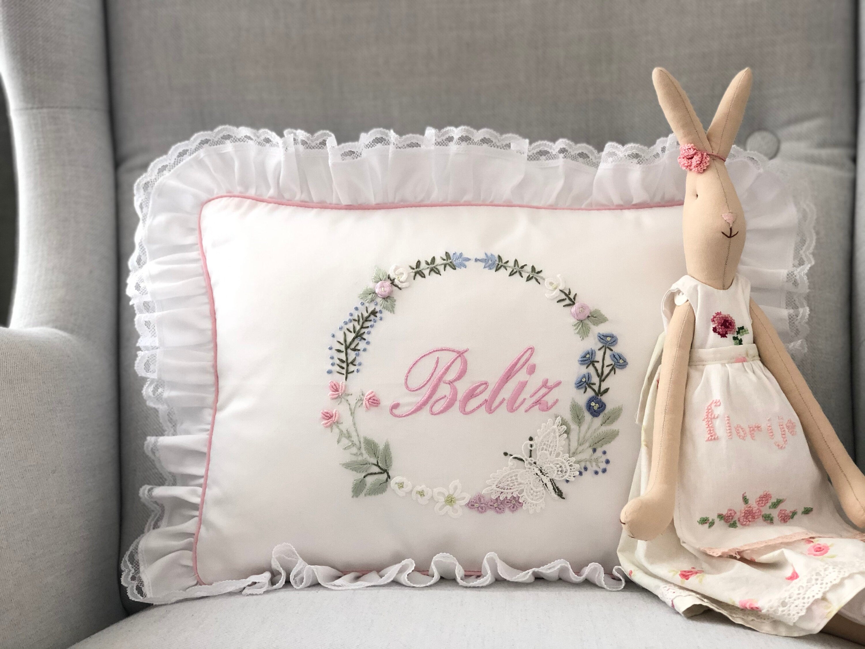 Kelebek Rüyası Dekoratif Bebek Yastığı – Pamuk Saten