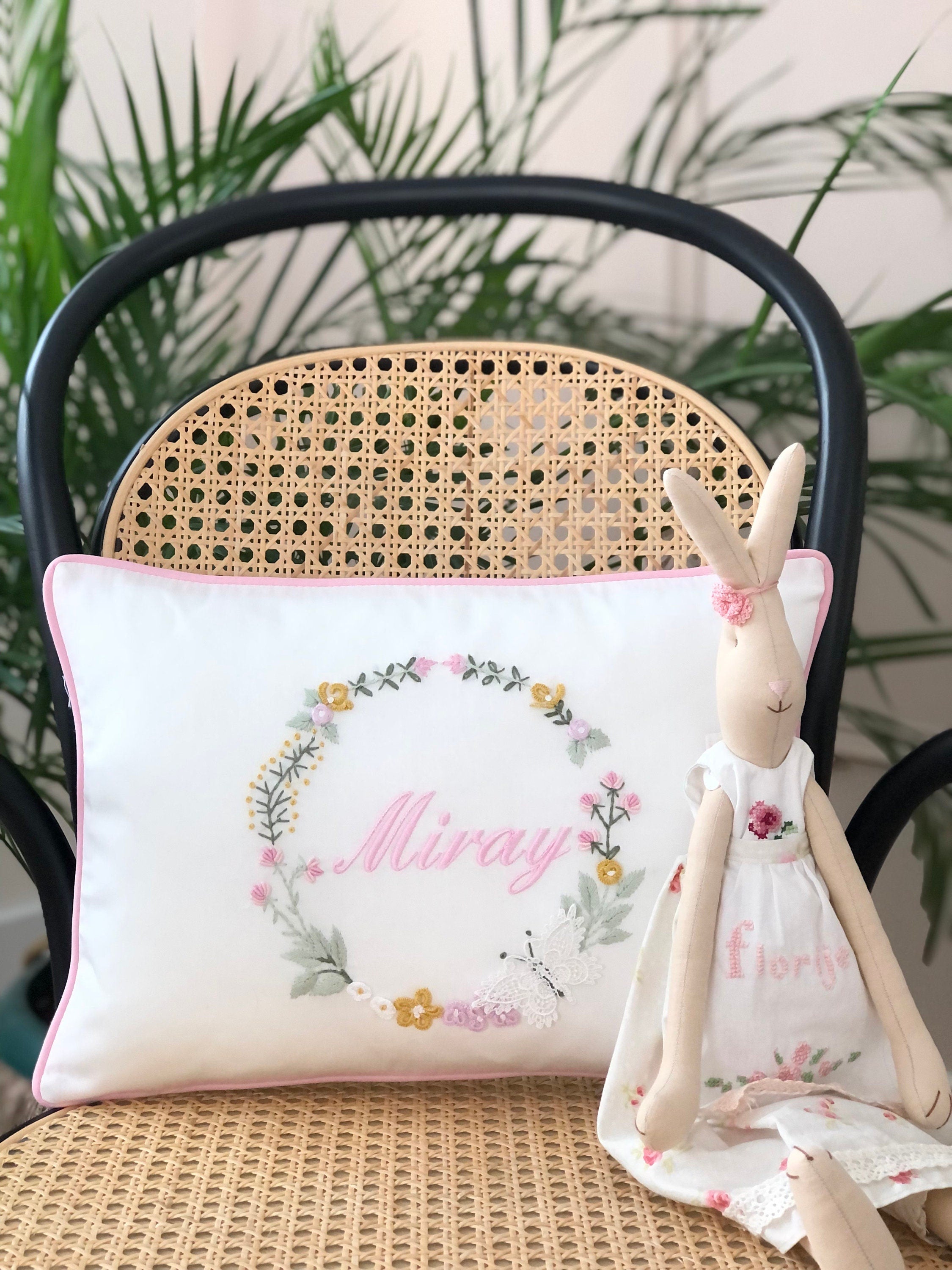 Kelebek Rüyası Dekoratif Bebek Yastığı – Pamuk Saten | Hardal