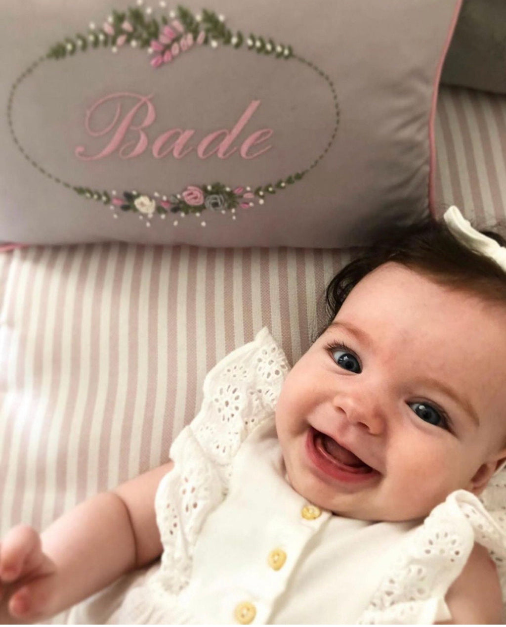 Atlas Serisi Pembe İşlemeli Dekoratif Bebek Yastığı – Pamuk Saten