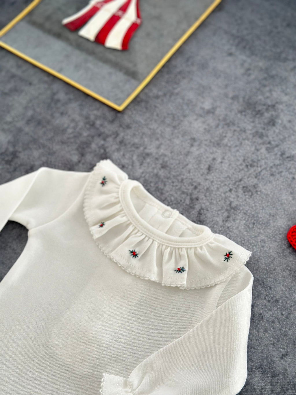 Kız Bebek Rokoko İşlemeli Fırfırlı Yaka Uzun Kollu Body Kırmızı